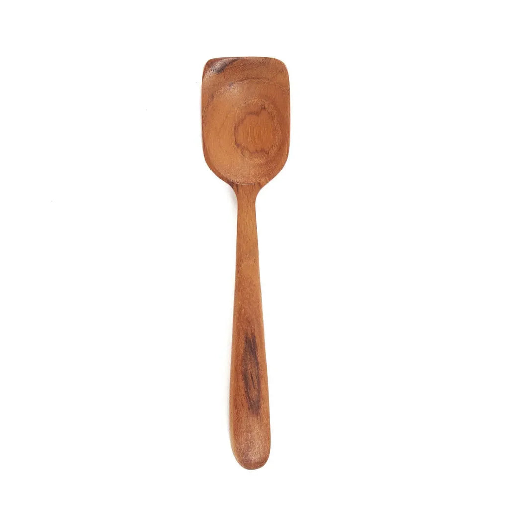 Cuillère en teck sculpté avec manche fin et large cuilleron carré naturel