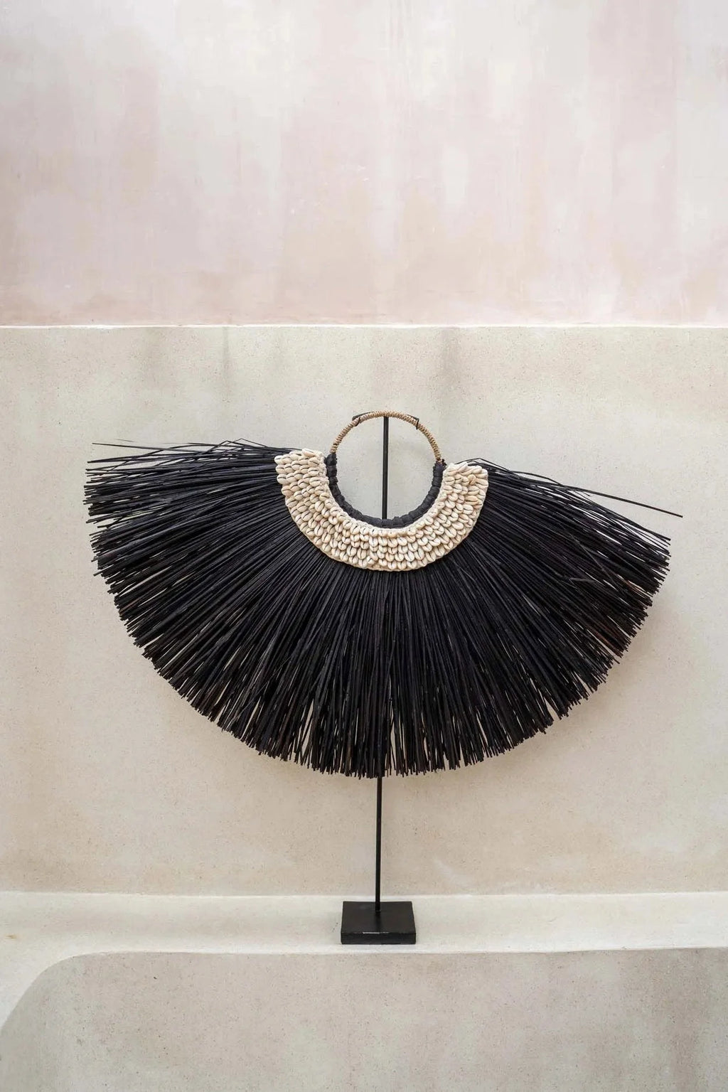 Décoration en herbe d’alang et coquillages sur pied forme arc noir et blanc