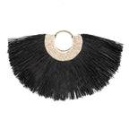 Décoration en herbe d’alang et coquillages sur pied noir et blanc avec fan en raffia