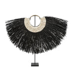 Décoration en herbe d’alang et coquillages sur pied forme arc noir et blanc