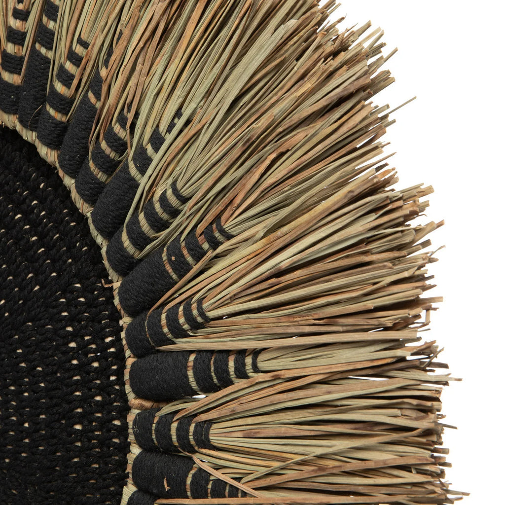 Décoration murale en raphia et macramé noir avec cercle tissé et frange naturelle 60 cm