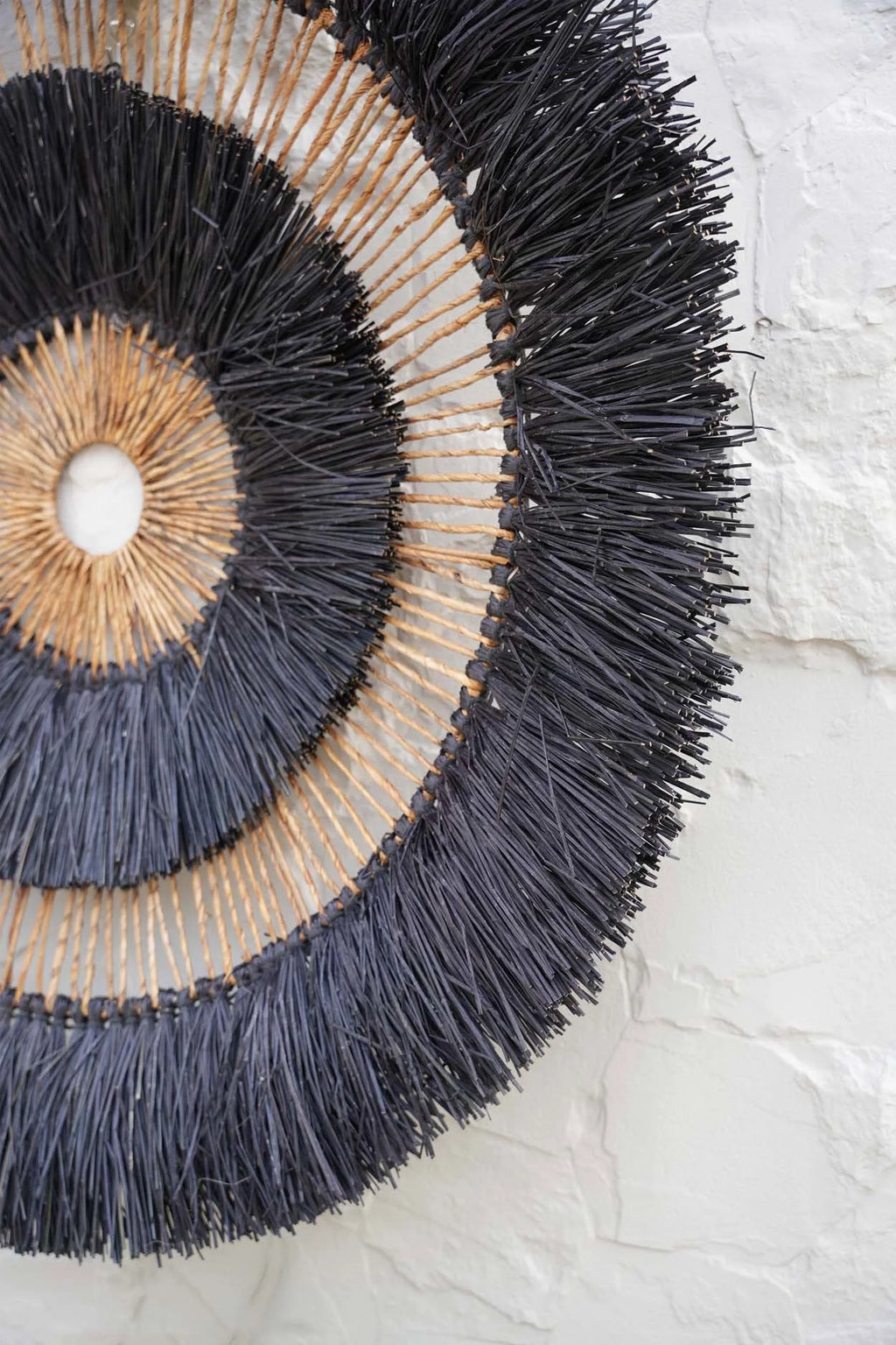 Décoration murale ronde en feuilles de bananier noir et naturel – Ø110 cm