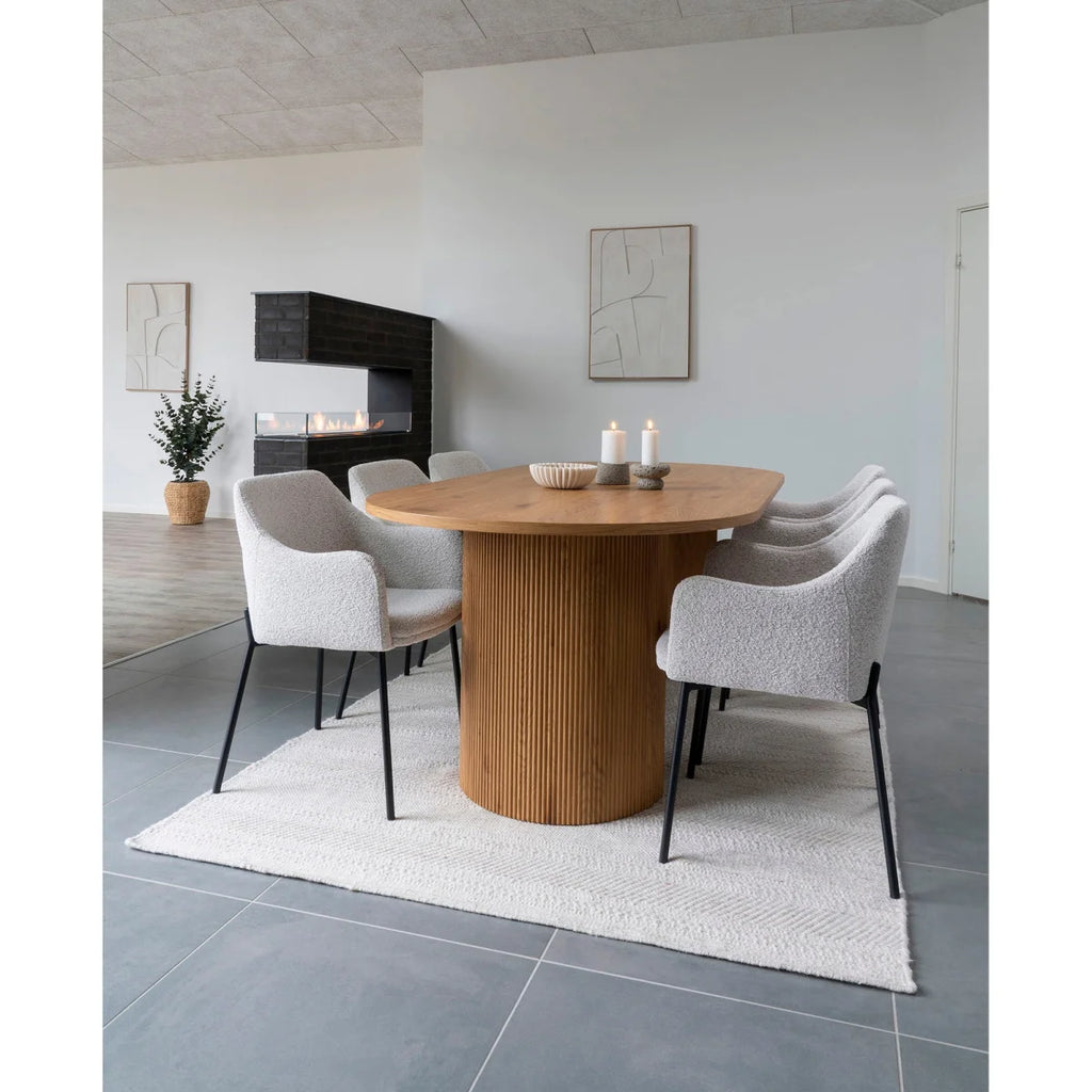 Table à manger ronde en bois clair avec base ribée
