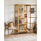 Vitrine vitrée à cadre bois clair, étagères multiples, design minimaliste moderne