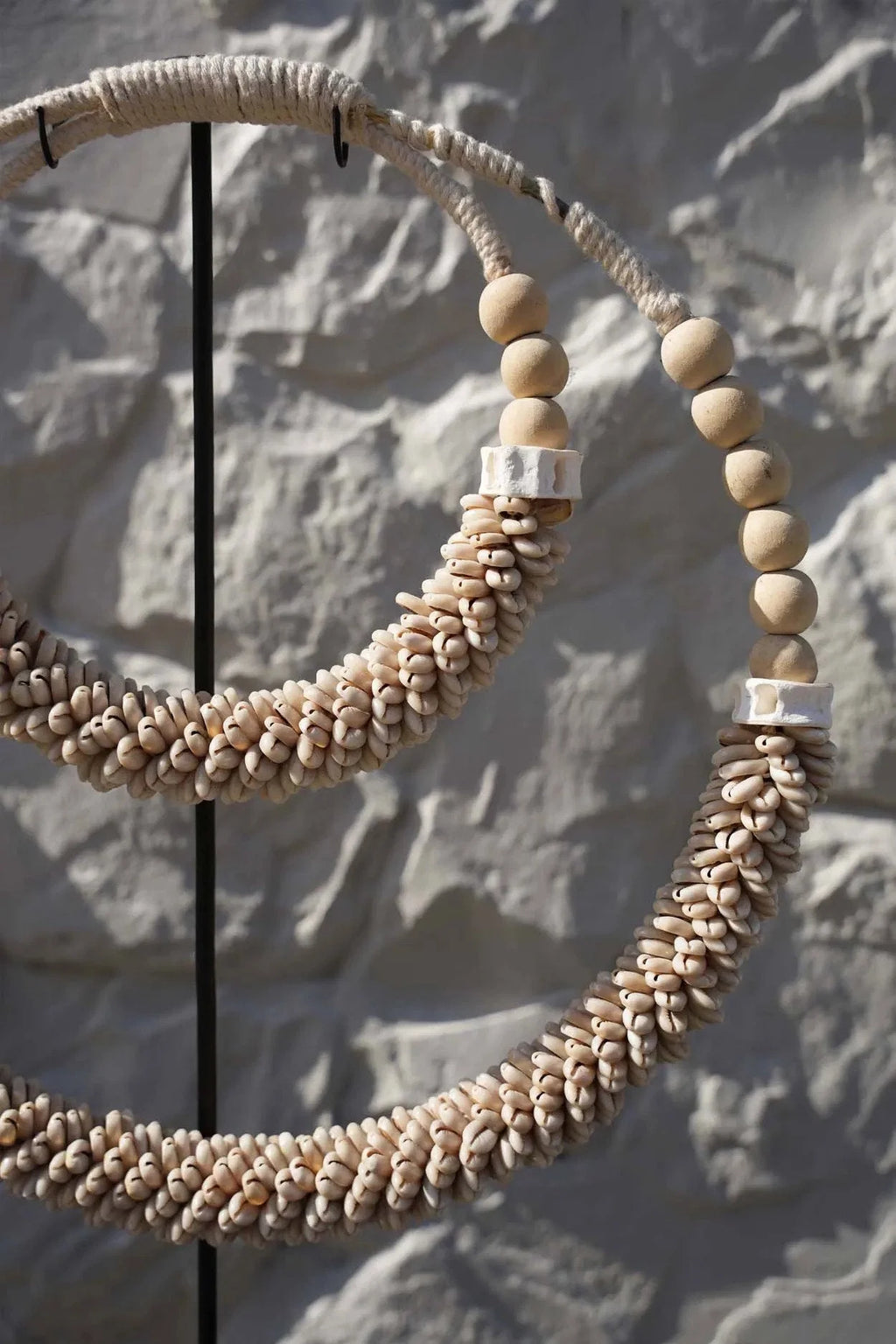 Décoration sur pied en coquillages – Double cercle naturel