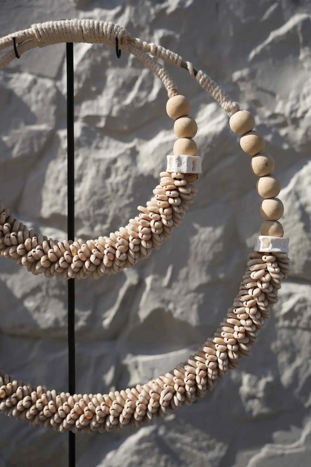 Décoration sur pied en coquillages – Double cercle naturel