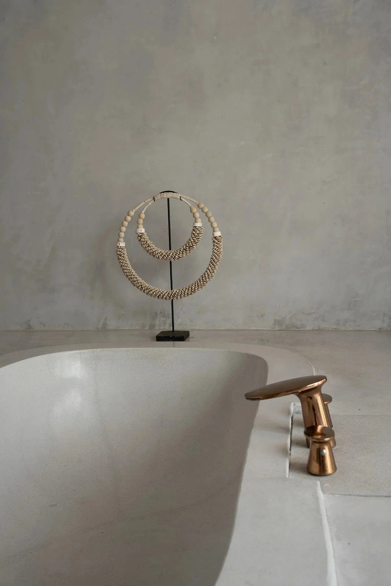 Décoration sur pied en coquillages – Double cercle naturel