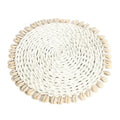 Dessous de plat rond en jonc de mer blanc avec bord de coquillages coquines