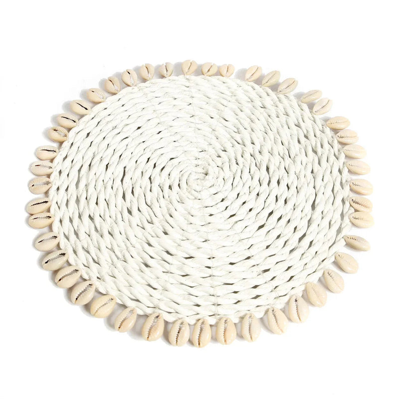 Dessous de plat rond en jonc de mer blanc bordé de coquillages