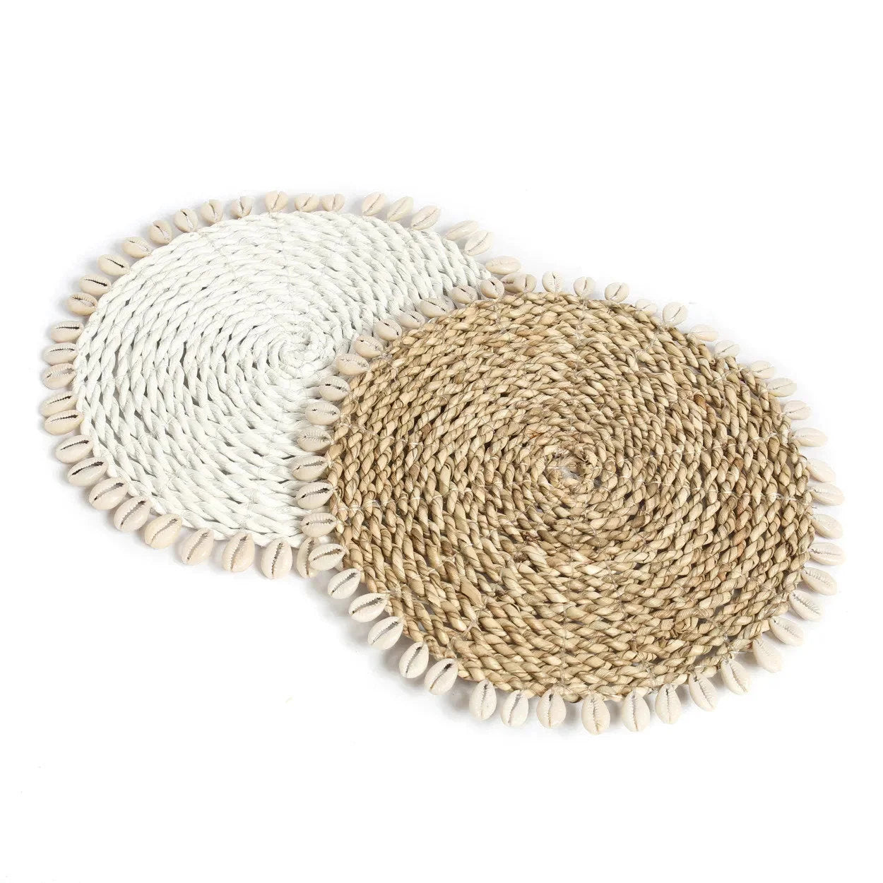 Dessous de plat rond en jonc de mer avec coquillages naturels et bords en cowrie