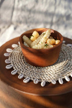 Dessous de plat rond en raphia naturel bordé de coquillages