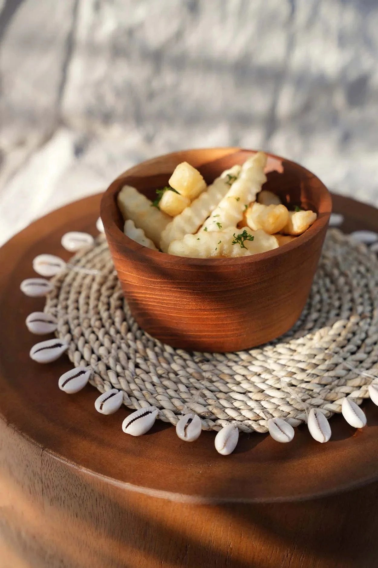 Dessous de plat rond en raphia naturel bordé de coquillages