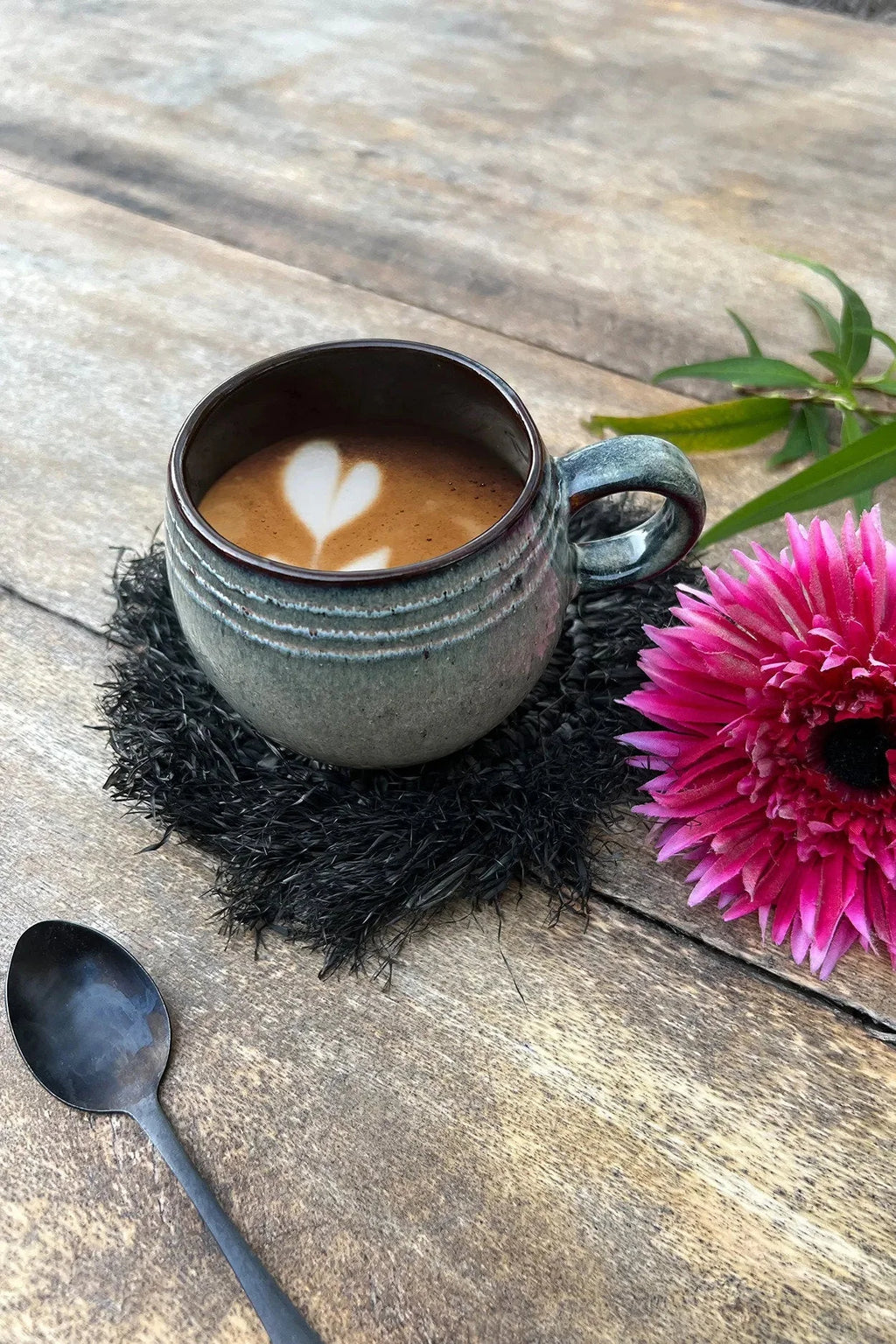 Mug en céramique latte avec cœur en mousse, associé à un dessous de verre en raphia noir