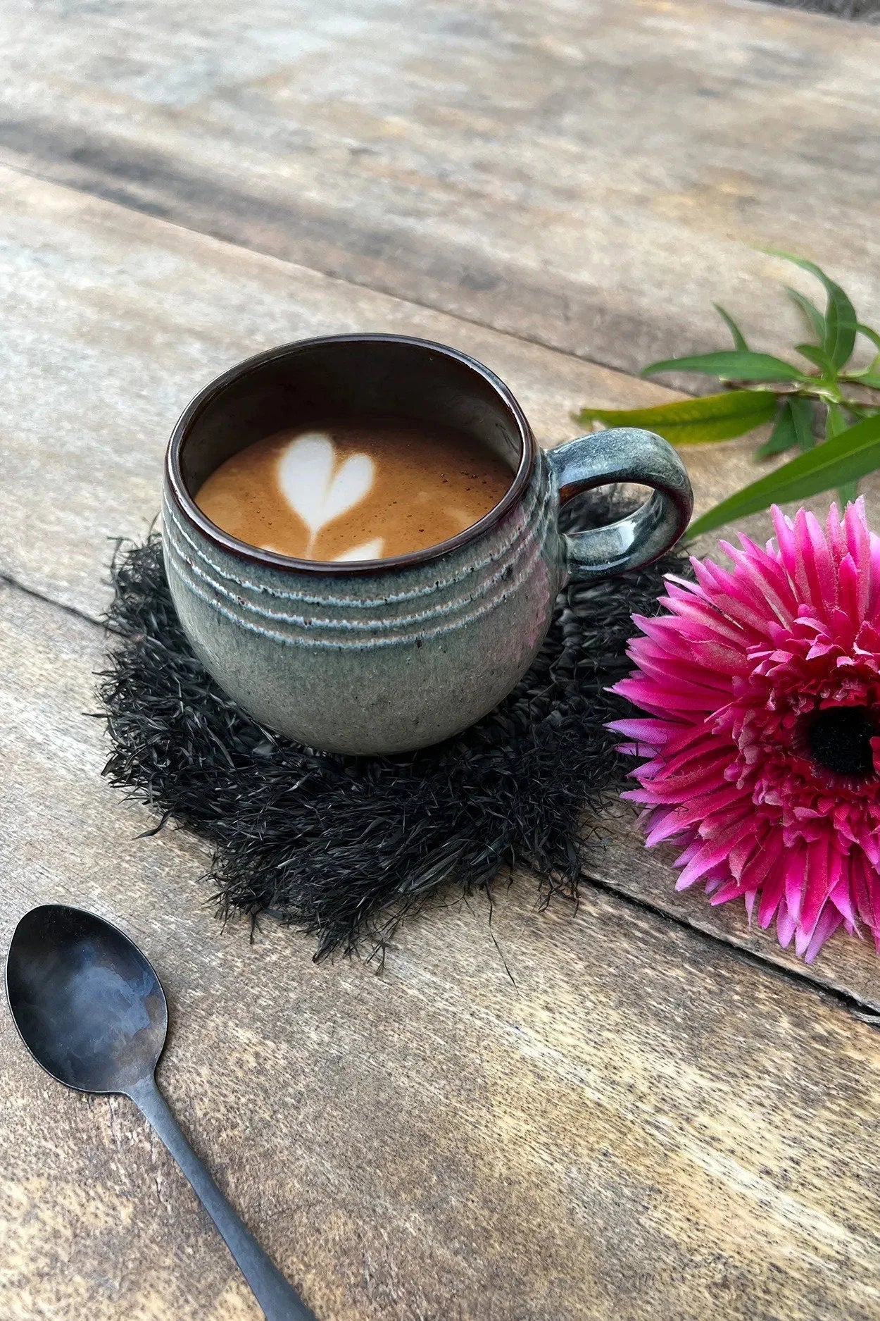 Mug en céramique latte avec cœur en mousse, associé à un dessous de verre en raphia noir