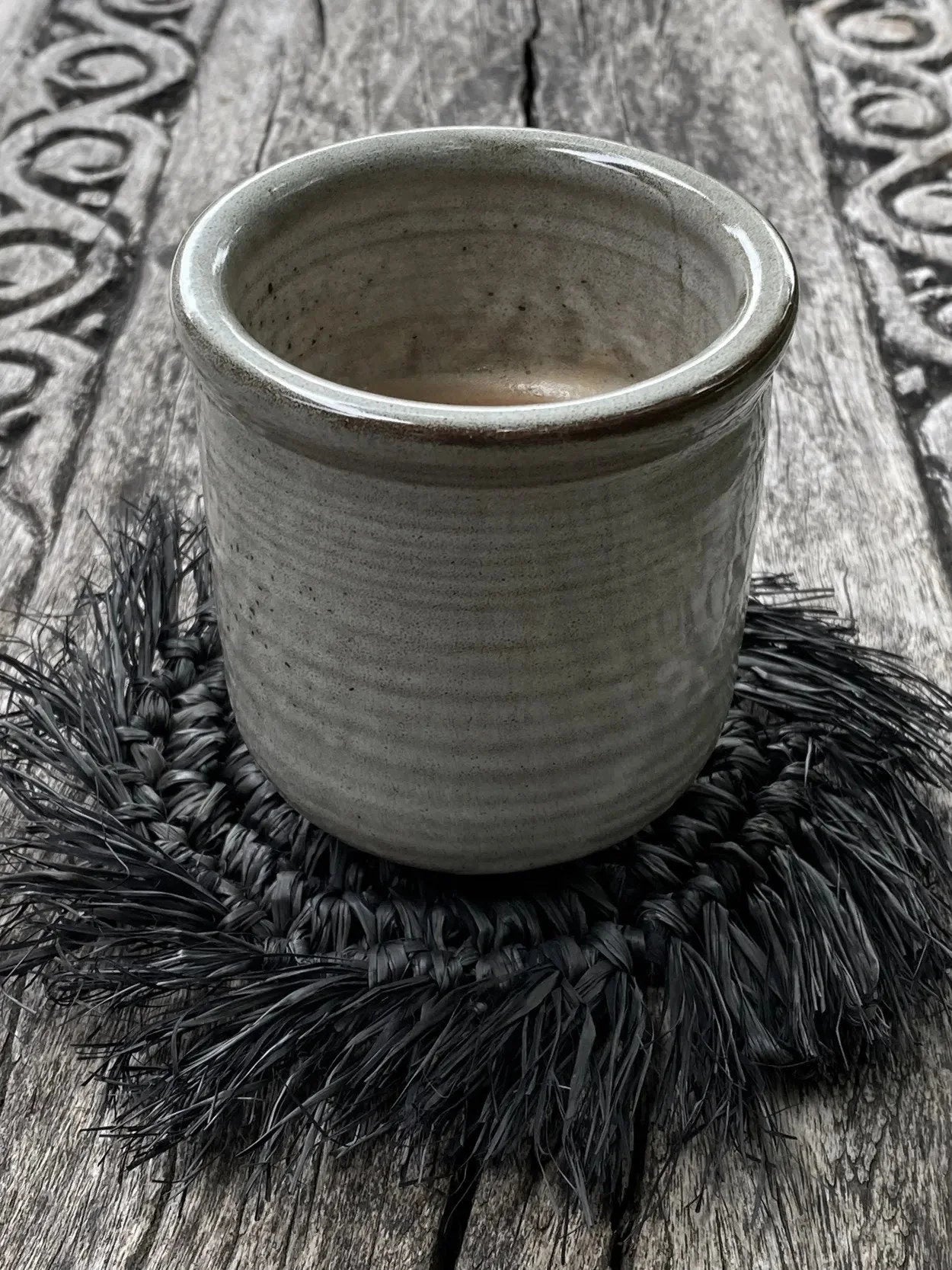 Pot en céramique gris clair cylindrique avec bord arrondi et rainures horizontales