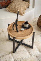 Dessous de verre rond en raphia noir avec franges sur plateau en bois rond avec jambes en métal