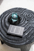 Table basse ronde en raphia noir texturé avec franges et trois jambes
