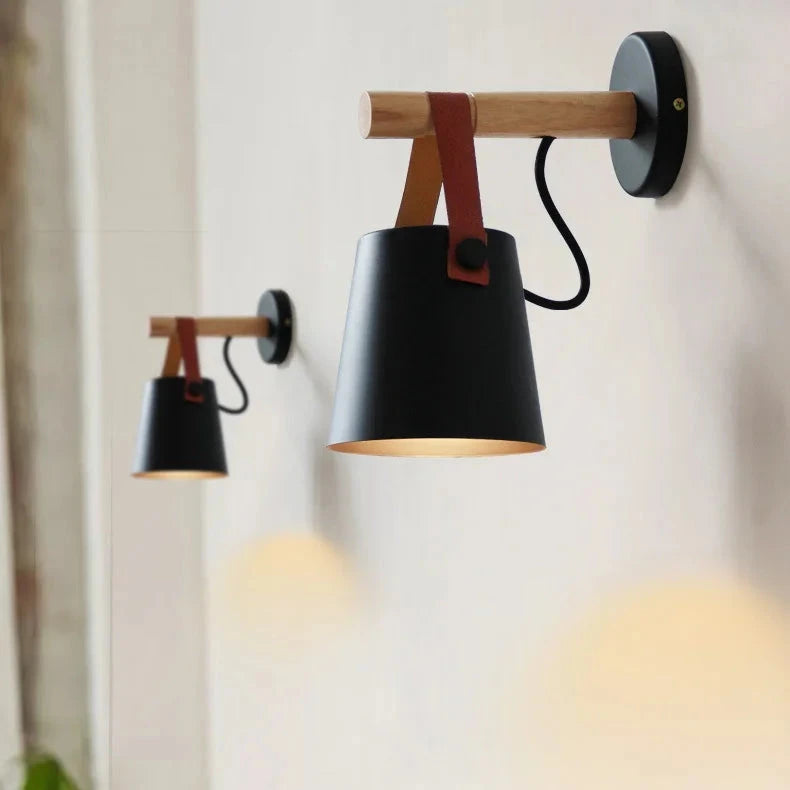 Deux appliques murale bois scandinave fixée sur un mur