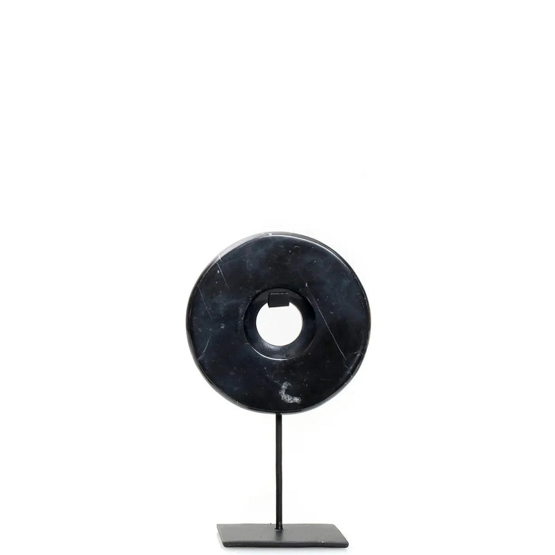 Disque décoratif en marbre noir sur socle