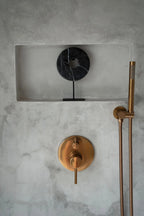 Objet décoratif en marbre noir avec veines blanches sur socle noir