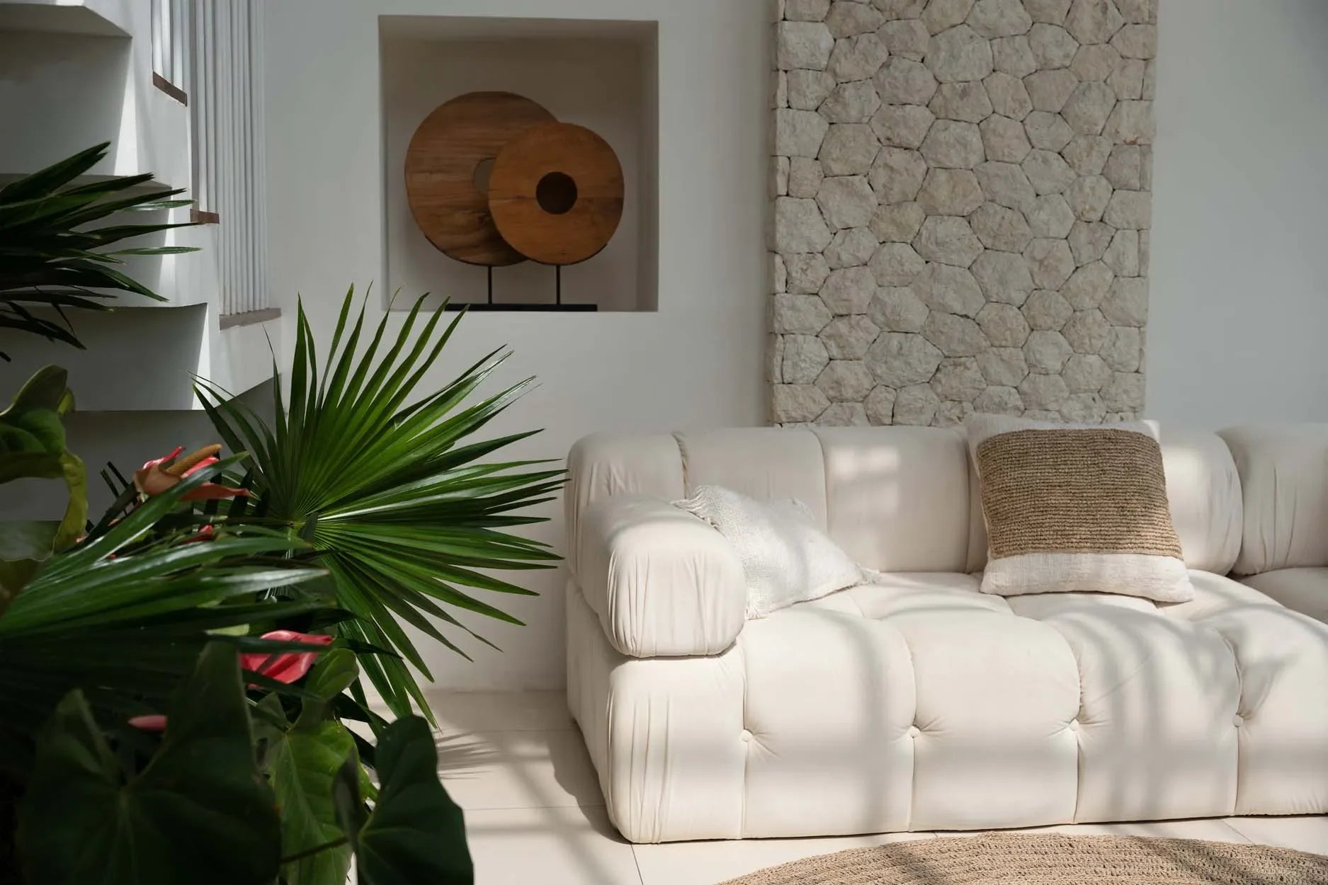 Canapé sectionnel blanc tufté pour un salon moderne style Disque décoratif en teck