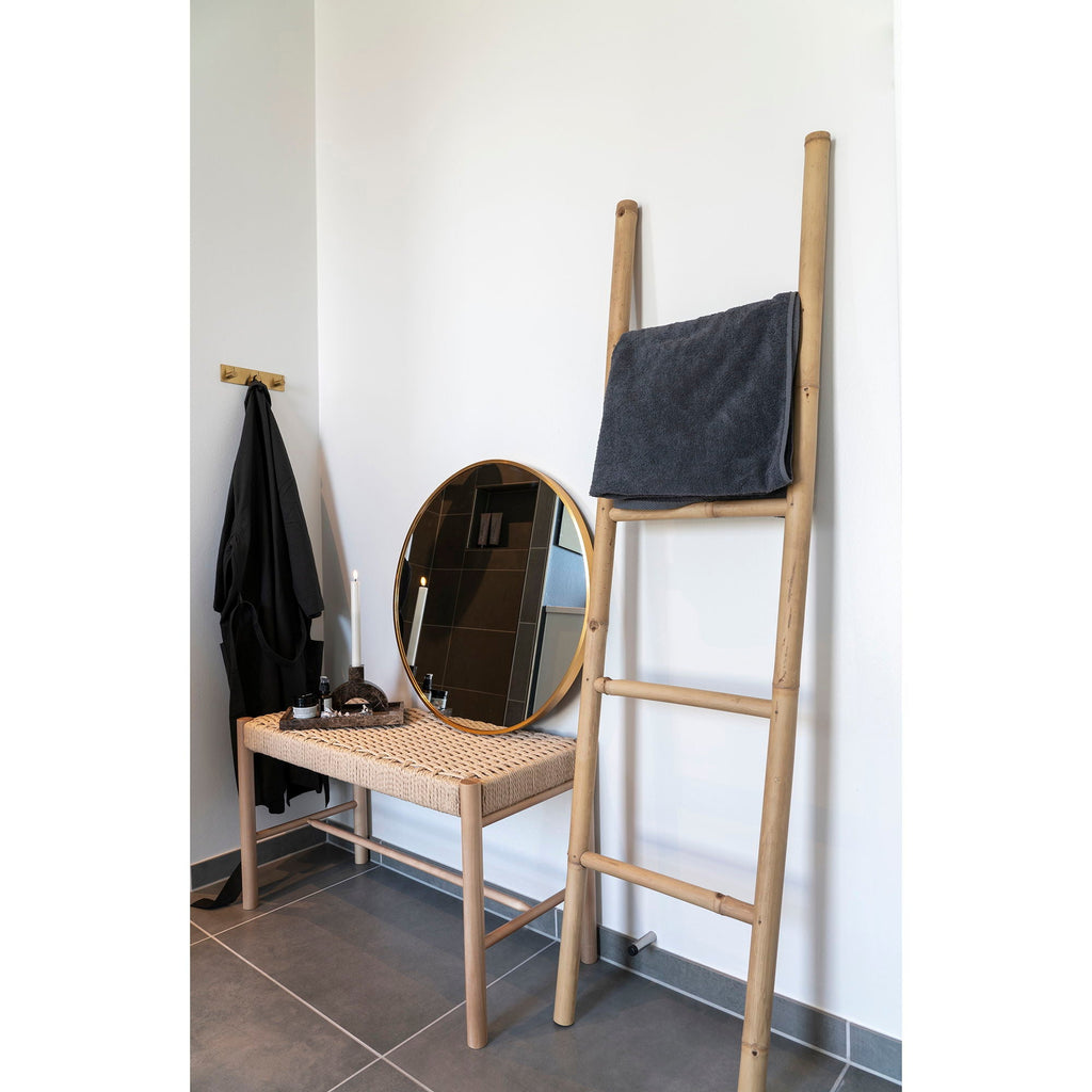 Échelle décorative en bambou brun clair avec serviette grise, 50x150 cm