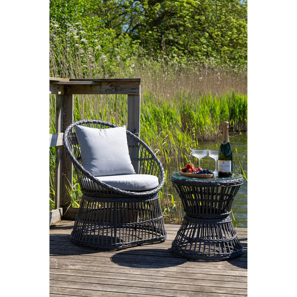 Chaise en rotin gris foncé avec coussins gris clair, set de 3 avec table ronde