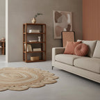 Tapis en jute beige tissé bord circulaire festonné sur étagère en bois de manguier