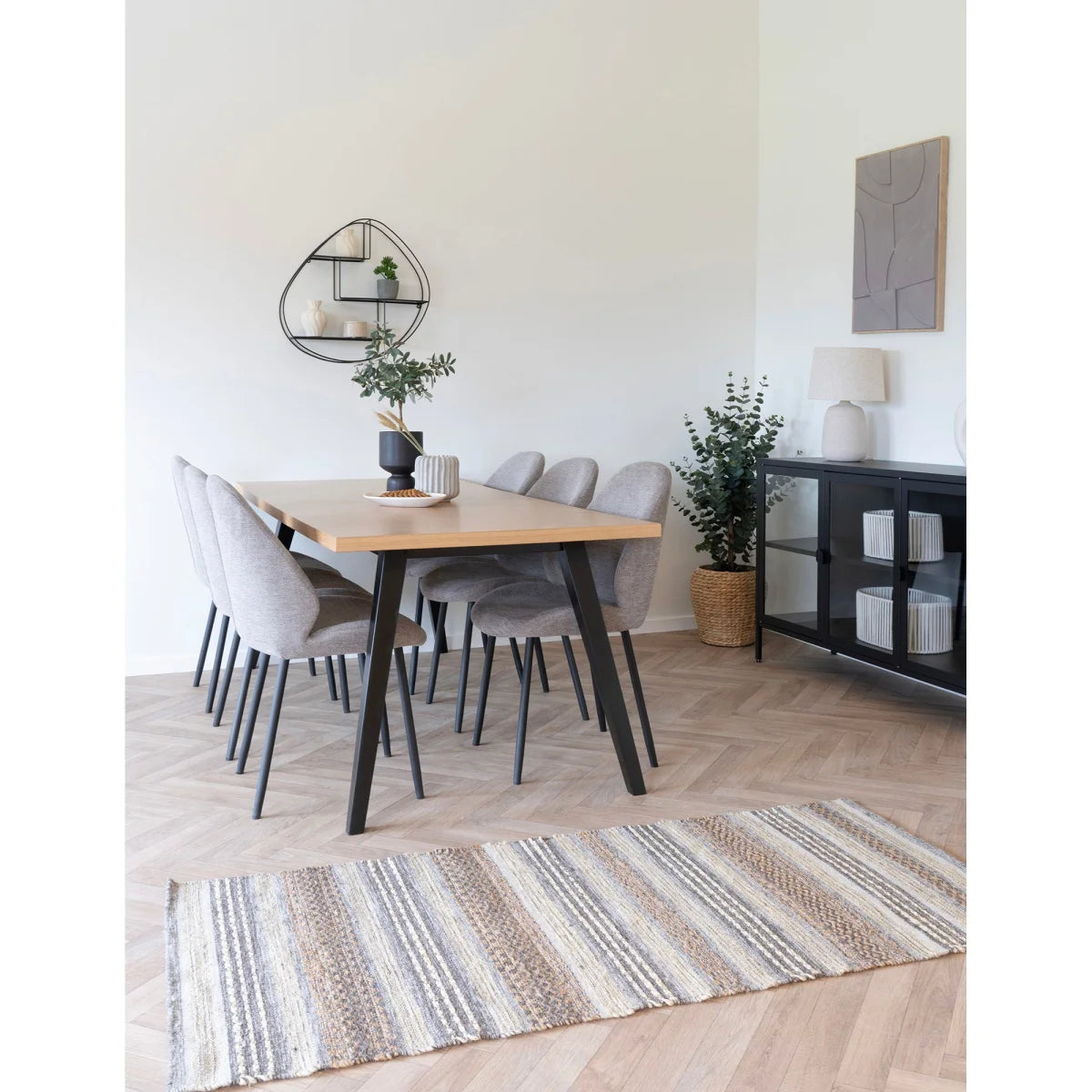 Salle à manger avec table et chaises en arrière-plan de l’étagère murale en acier noir 3 niveaux