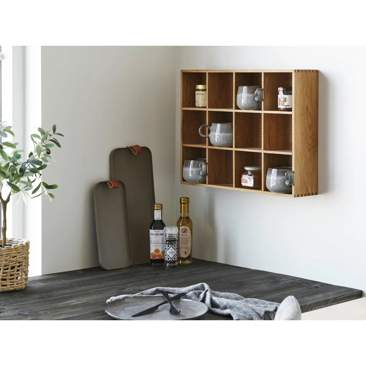 Étagère murale en bois clair avec 9 casiers pour mugs et pots gris