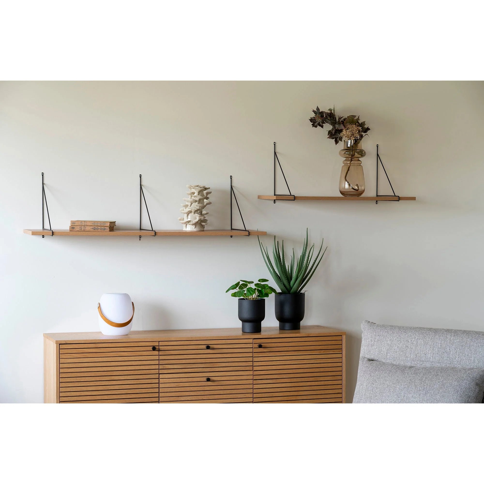 Lampe céramique blanche avec poignée en bois courbée
