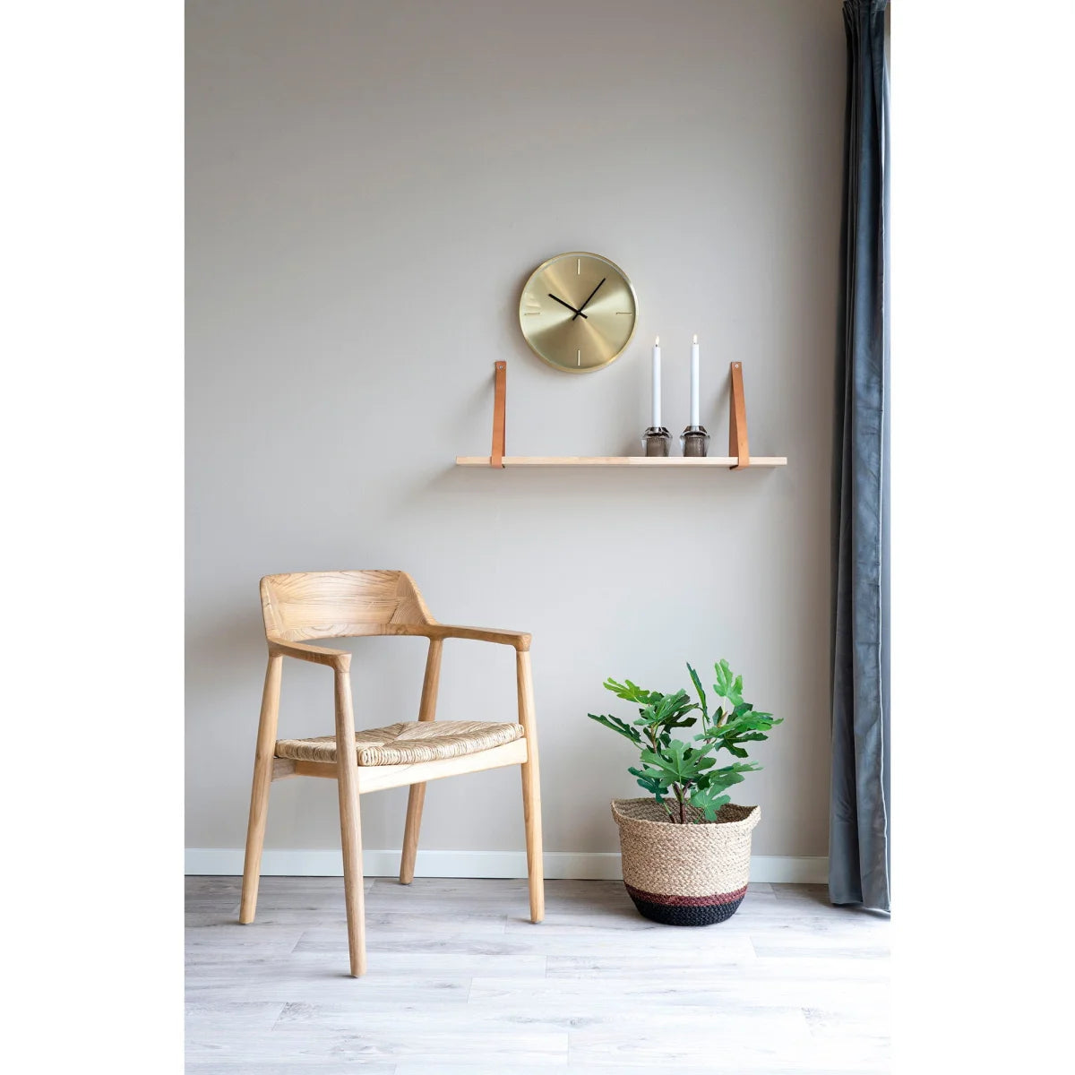Fauteuil en bois clair avec siège et dossier tissés