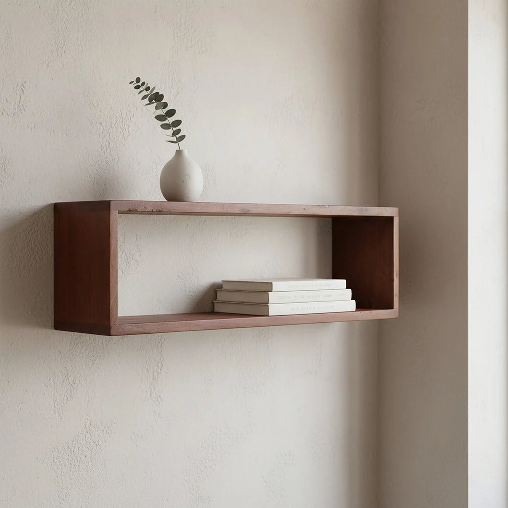 Étagère murale en bois recyclé brun rectangulaire 70x15 cm avec livres blancs et vase céramique