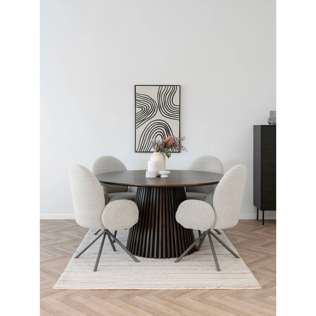 Table ronde en bois sombre à base cannelée avec chaises capitonnées