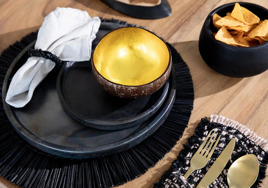 Assiette en terre cuite noire brûlée 30 cm avec place setting nappe blanche et or