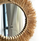 Gros plan sur le miroir soleil en raphia