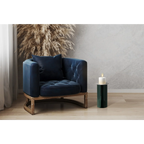 Fauteuil en velours bleu foncé avec base en bois, parfait pour le Guéridon en métal vert foncé