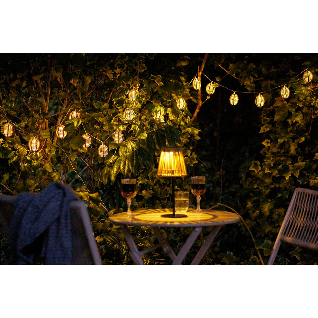 Guirlande lumineuse en rotin naturel avec lanternes ovales ajourées