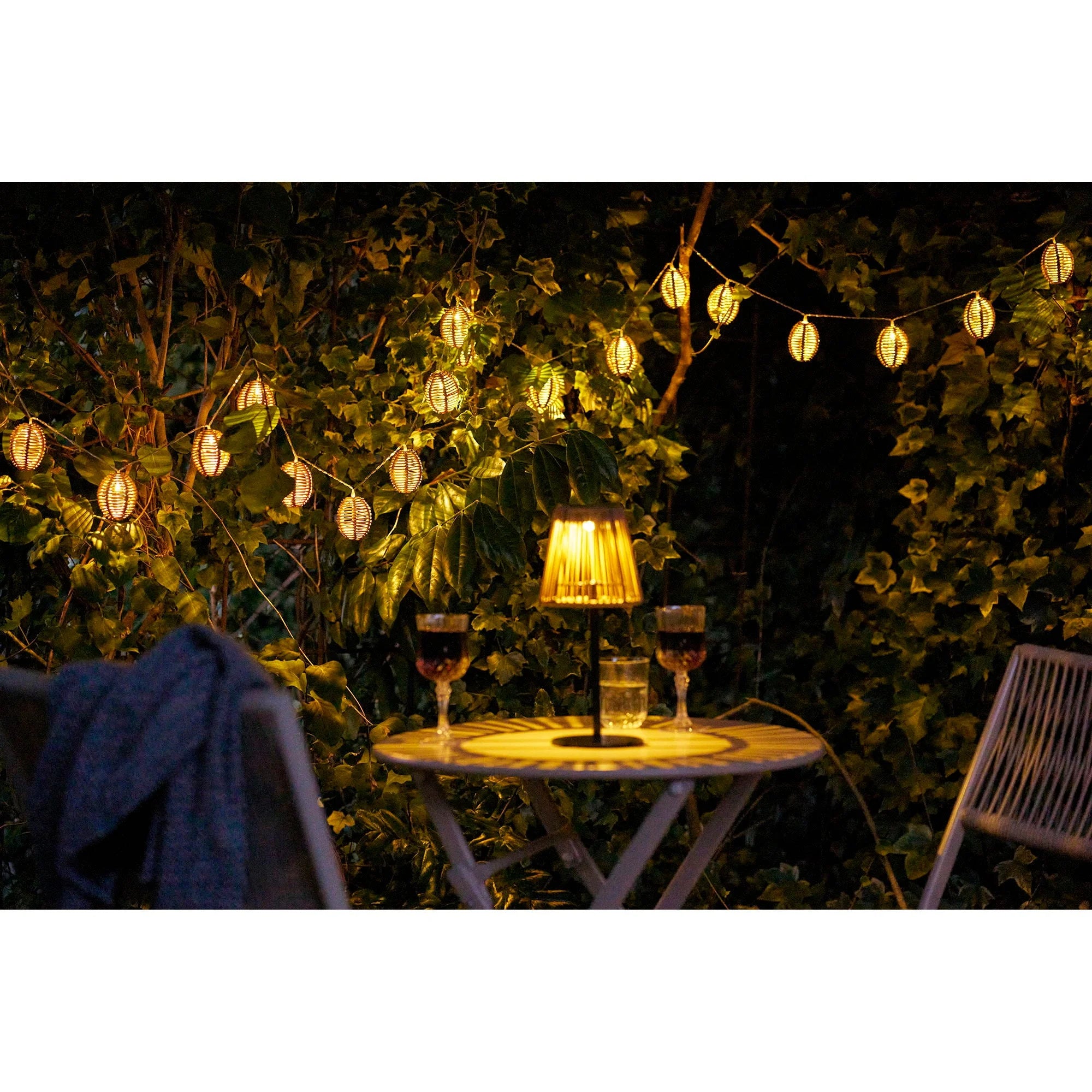 Guirlande lumineuse en rotin naturel avec lanternes ovales ajourées