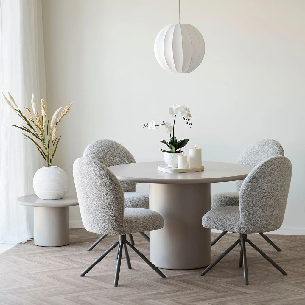 Table ronde moderne en béton gris mat, base cylindrique, chaises capitonnées assorties