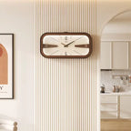 Horloge murale vintage en bois rectangulaire fixée dans une cuisine moderne