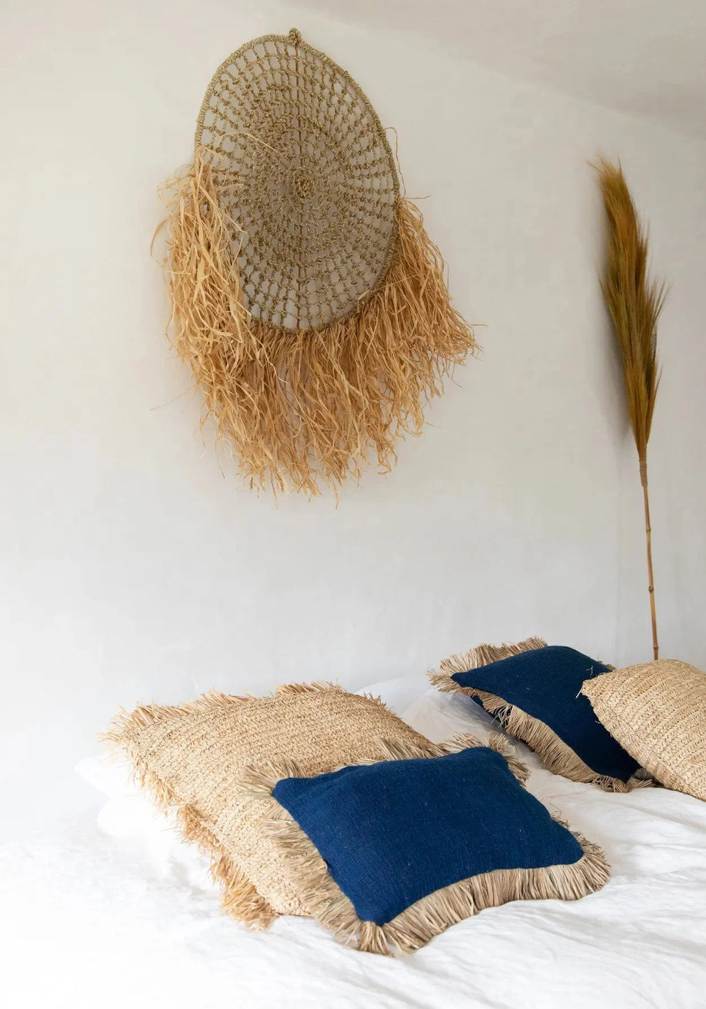 Housse de coussin 30x50 en coton bleu naturel et raphia avec suspension en tissage raffia