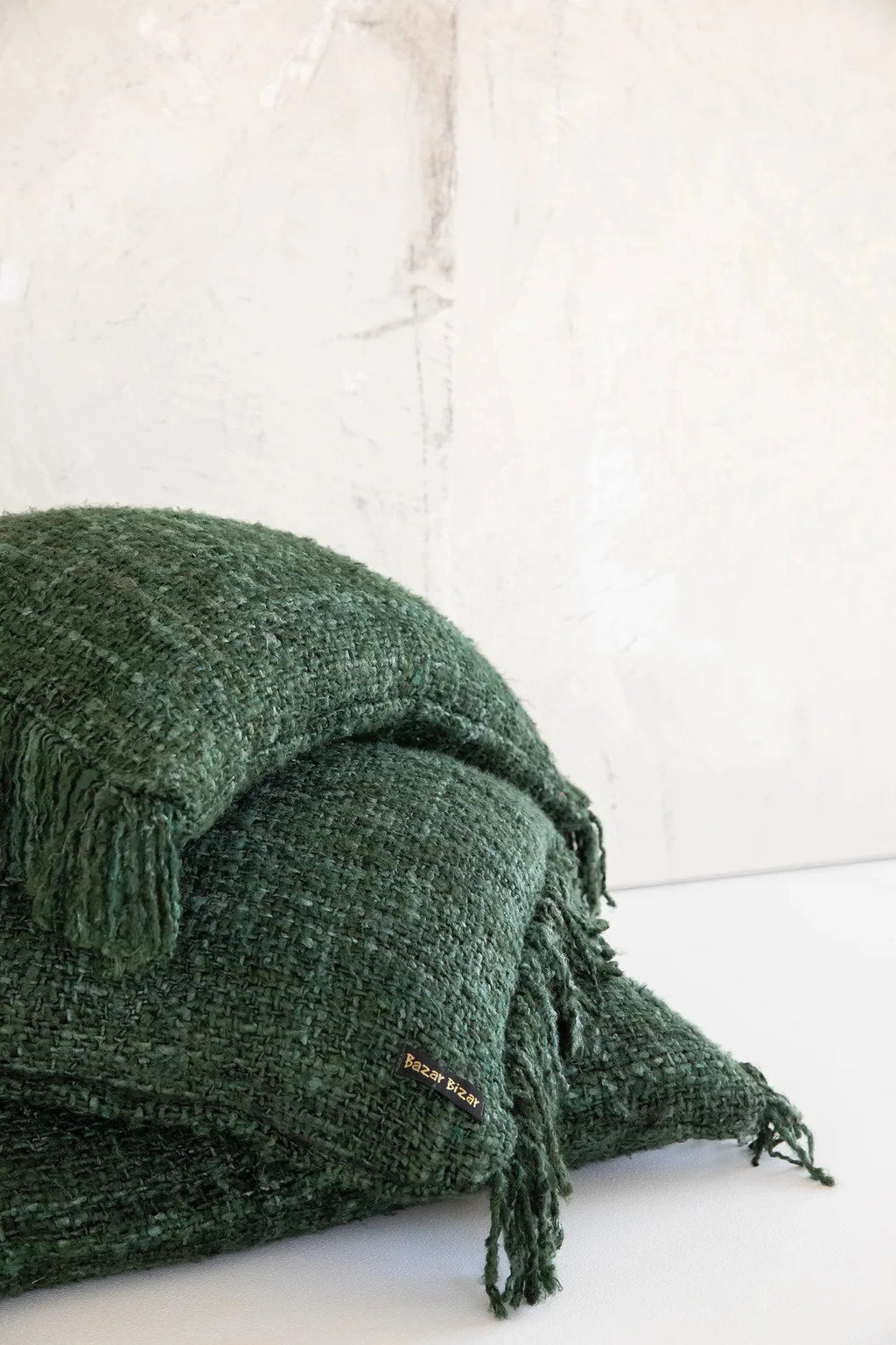 Housse de coussin 60x60 en coton vert forêt avec franges et texture sombre