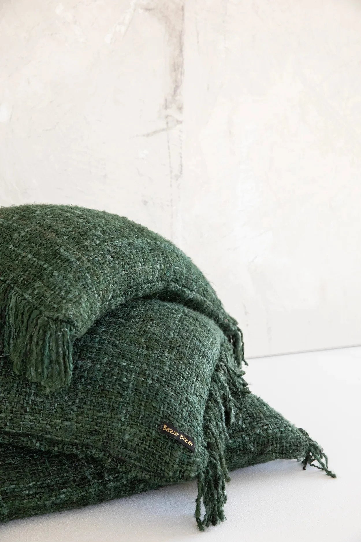 Housse de coussin 60x60 en coton vert forêt avec franges et texture sombre