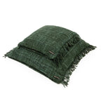 Housse de coussin 60x60 en coton vert forêt avec franges et deux coussins texturés