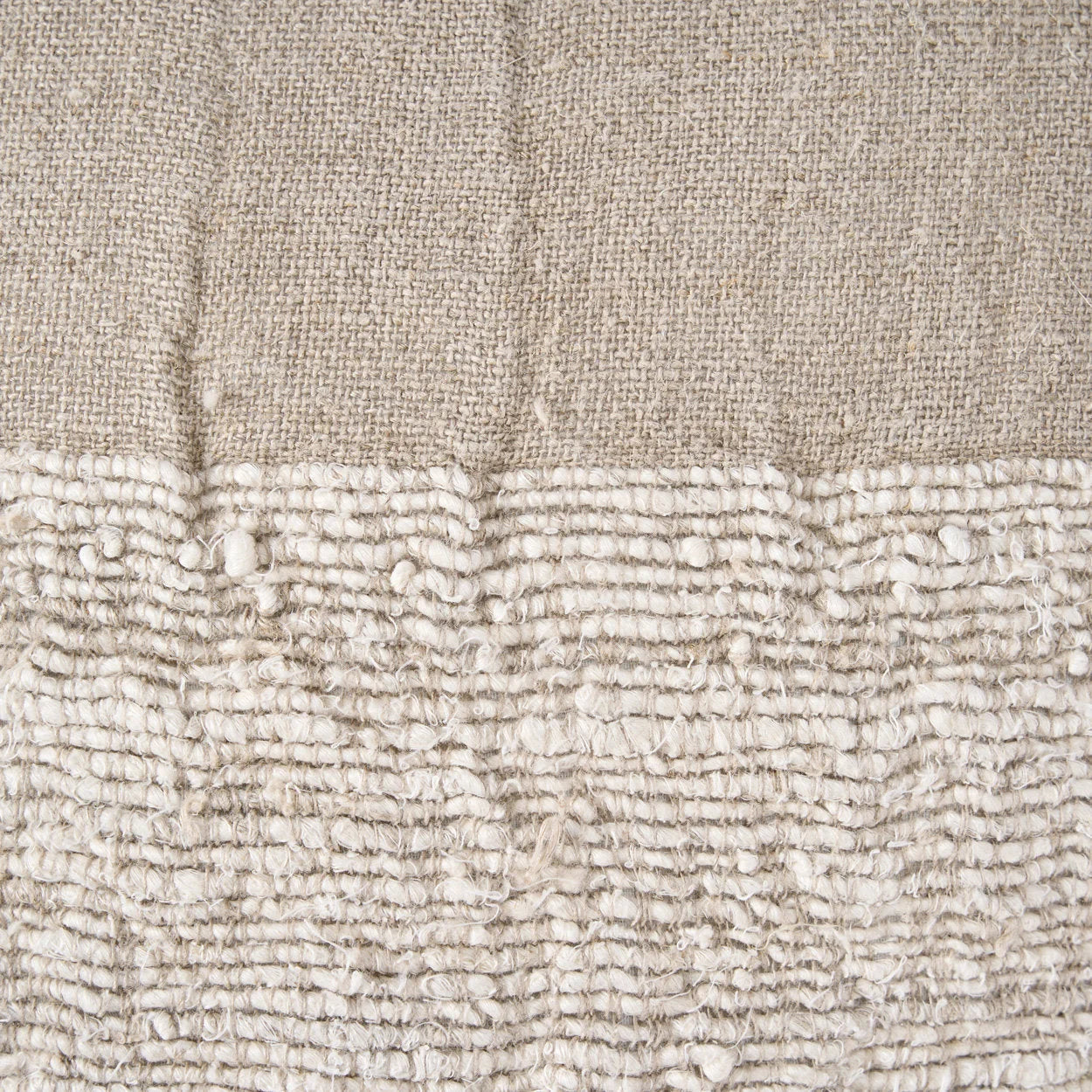 Housse de coussin carré en lin beige écru texturé tissé frangé
