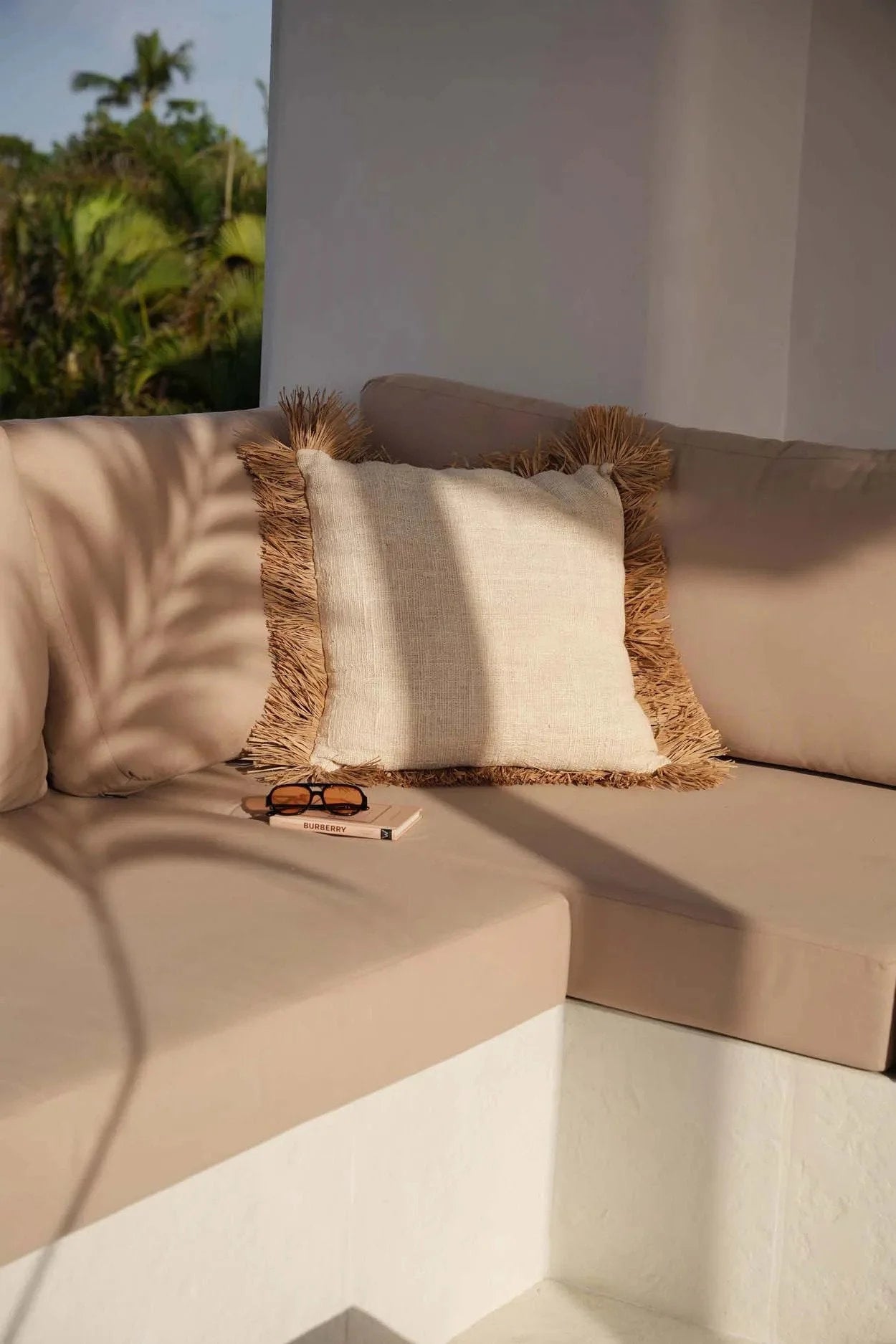 Housse de coussin carrée en coton et raphia naturel avec franges décoratives et crème