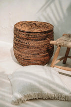 Panier à linge rond en rotin tissé avec couvercle et poignée boucle, style naturel