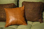 Coussin en cuir camel avec coutures croisées, 40x40 cm, style élégant et moderne