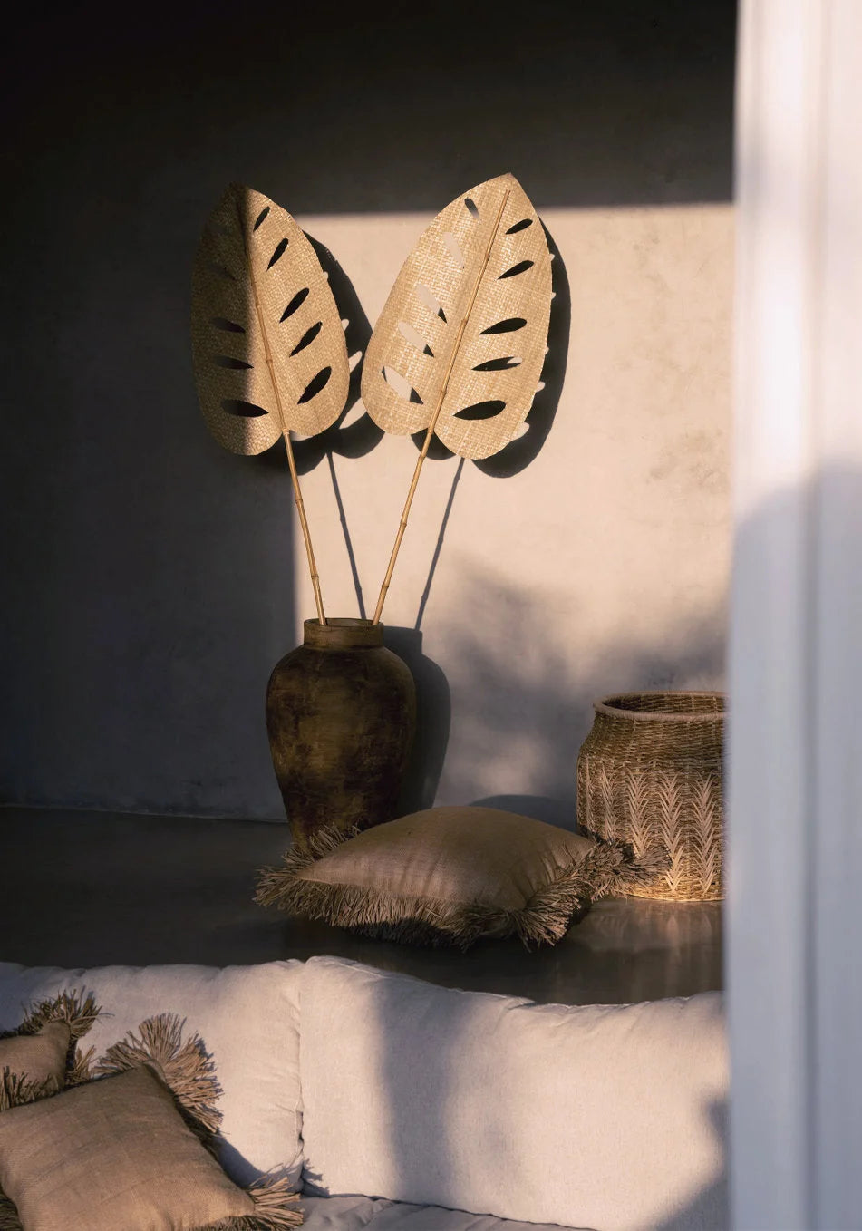 Housse de coussin carrée en jute et raphia beige avec franges